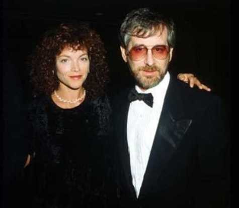 Steven Spielberg và Amy Irving. Đạo diễn huyền thoại Steven Spielberg chấp nhận bồi thường cho Amy Irving - người vợ mà ông đã chán ngán sau 4 năm chung sống, tổng số tiền lên tới 100 triệu USD trong vụ ly hôn diễn ra vào năm 1989.